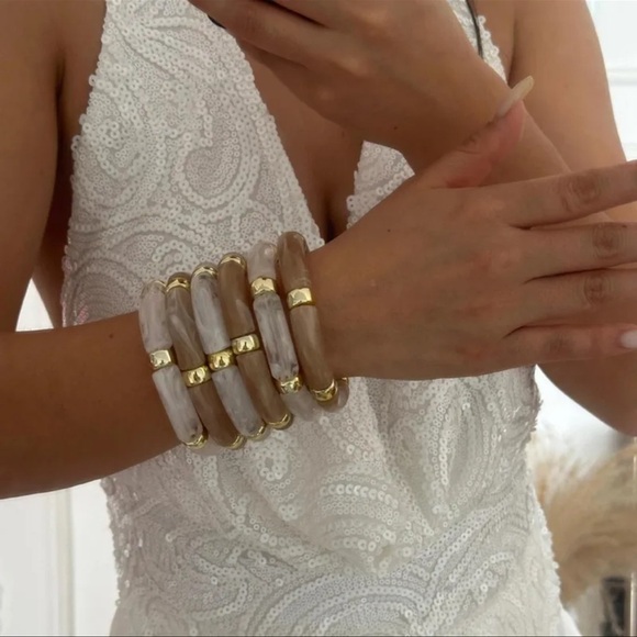 Elegant Cream and Gold Resin Bracelet Set - Picture 10 of 10